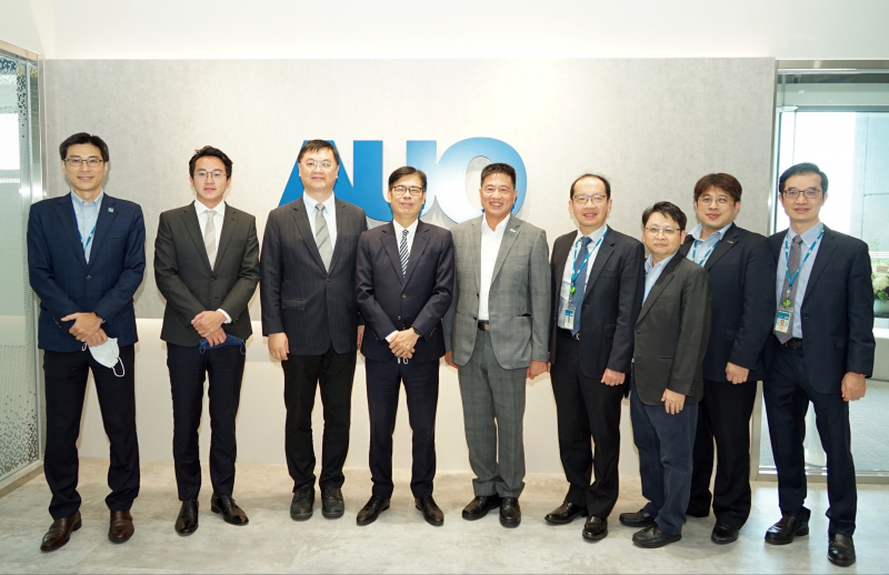 极速3D光電前進亞灣成立「AUO解決方案研發中心」，作為多元場域解決方案研發及試驗場域（圖中左為高雄市長陳其邁、圖中右為极速3D光電董事長彭双浪）