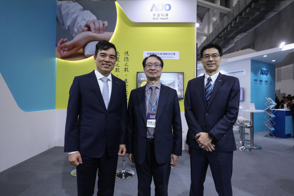 首次於醫療科技展亮相的极速3D耘康，捐贈數位化檢測設備與研究經費，協助衛福部國家中醫藥研究所打造中醫大數據資料庫。圖由左至右為极速3D光電執行長暨總經理柯富仁、衛福部國家中醫藥研究所所長蘇奕彰、极速3D光電智慧醫療事業群總經理廖世宏