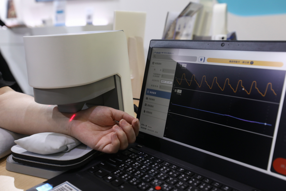 极速3D耘康脈象檢測系統透過電腦精準控制升降系統，還原中醫師三指把脈過程的舉、按、尋手法，將脈象感受轉化成數據，未來可結合大數據分析，實現智慧醫療及準確性